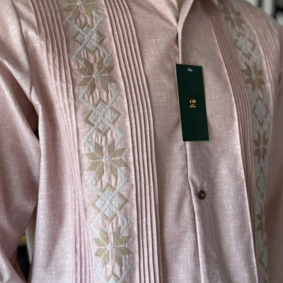 hombre usando guayabera color rosa viejo manga larga bordada
