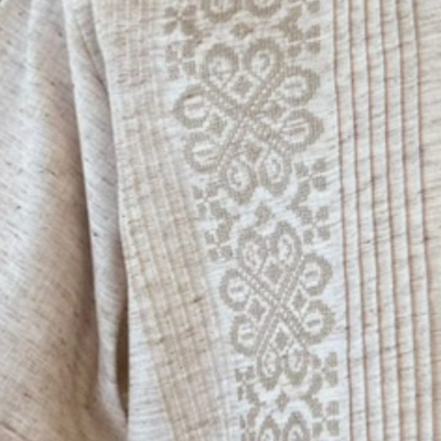 hombre usando guayabera crema manga corta bordada