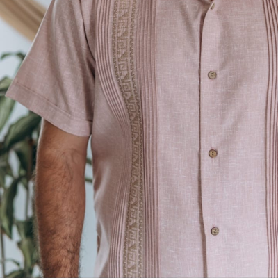 hombre usando guayabera palo de rosa manga corta bordada