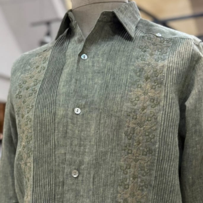 hombre usando guayabera presidencial 100% lino verde olivo