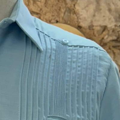 hombre usando guayabera presidencial azul cielo