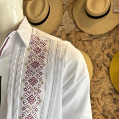 hombre usando guayabera presidencial bordado tradicional