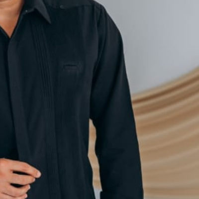 hombre usando guayabera presidencial color negro