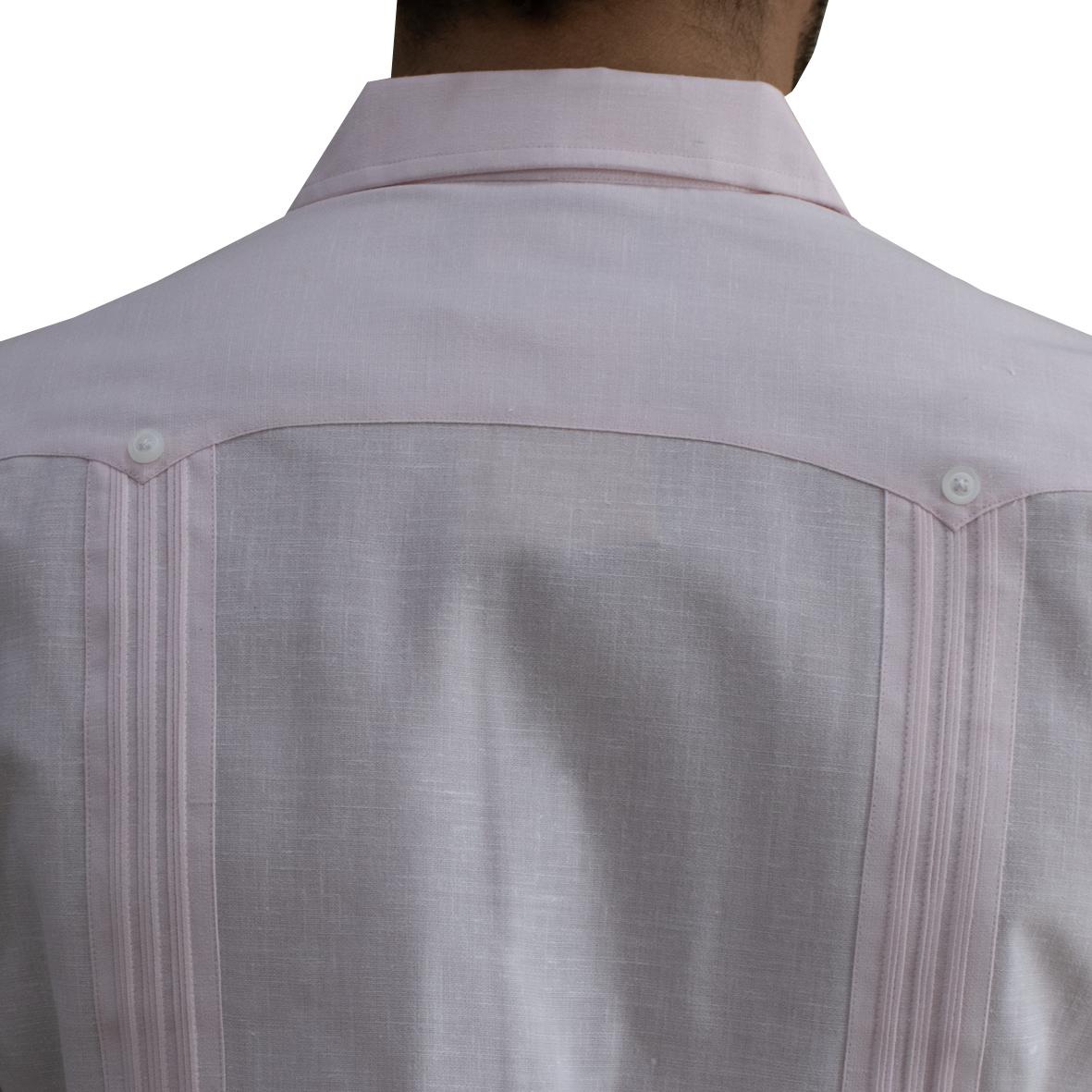 look tropical elegante con guayabera rosa y pantalón de lino beige