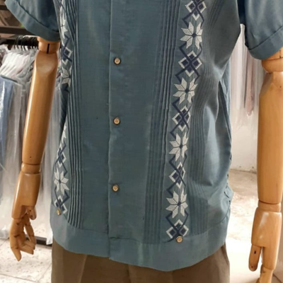 vista frontal de guayabera azul plomo